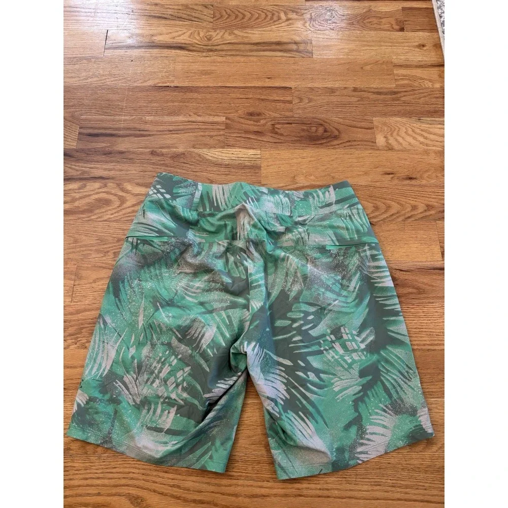 Lululemon Men's Sz 31 Current State Board Shorts Green Palms Swim Trunks 10